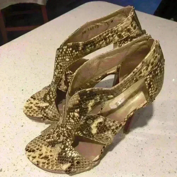 Stuart Weitzman Roccia Serpent Leather Pumps - Picture 7 of 12